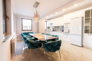 Seasons Residence - Deluxe 2-Bedroom, 2-Bathroom Apartment with free Parking - Braşov - 4