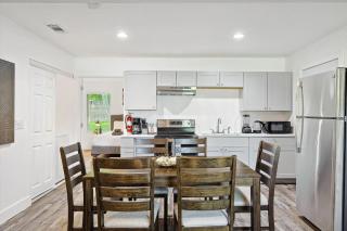 Relax & Unwind - 3-BD 2-BD Yard Tranquil Getaway - Grand Prairie - 9