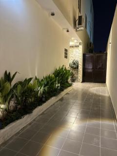 جناح فاخر بجلسه خارجيه ووصول ذاتي - Riad - 8