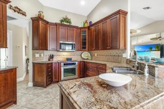 Great outdoor living area! Electric-heated pool home with bikes - Perfect for families! - Villa Julie - Cape Coral - 4