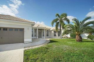 Remodeled electric-heated pool home on Gulf-access canal with bikes - Villa Liza - Cape Coral - 9