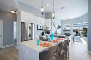 Villa Liza - Remodeled electric-heated pool home on Gulf-access canal w/bikes - SWFL Rentals - Cabo Coral - 6