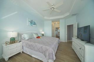 Remodeled electric-heated pool home on Gulf-access canal with bikes - Villa Liza - Cape Coral - 4