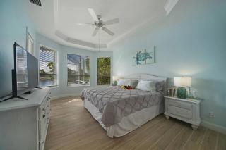 Remodeled electric-heated pool home on Gulf-access canal with bikes - Villa Liza - Cape Coral - 3