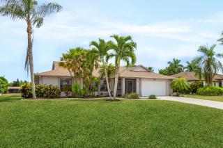 Family-Friendly Gulf Access home with bikes! - Villa Lilly - Cape Coral - 0