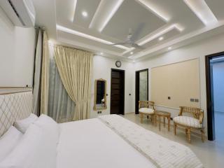 Spacious 3 Bedroom Entire Portion - Lahore - 6