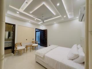 Spacious 3 Bedroom Entire Portion - Lahore - 5