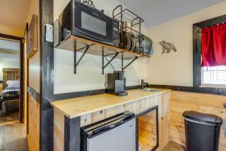 7 Mi to Dollywood Cozy Cabin with Patio and Grill! - Sevierville - 3