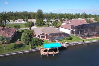 Spacious electric-heated pool home on Gulf-access canal with bikes - Villa Joan - Matlacha - 9