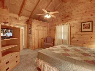 1BR log cabin- cozy, hot tub, in Gatlinburg - Gatlinburg - 2