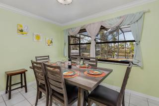 Villa Mahana - Family-friendly salt water electric-heated pool home w/Gulf access - SWFL Rentals - 4