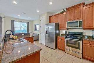 261 LASSO DRIVE 6BED - 8