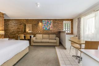 Golden Square Motor Inn - 7