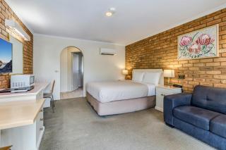 Golden Square Motor Inn - 9