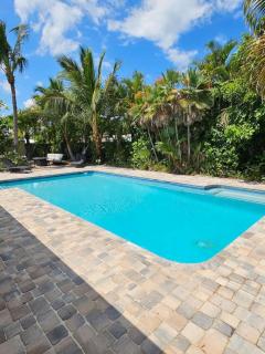 Thumb Point Oasis w Heated Pool walk to beach - 4