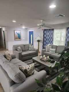 Thumb Point Oasis w Heated Pool walk to beach - 1