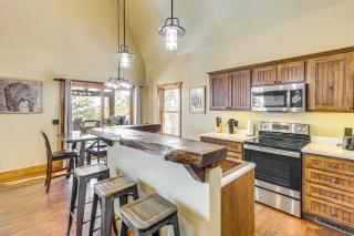 5 Mi to Terry Peak Spacious Lead Cabin with Hot Tub - Lead - 2