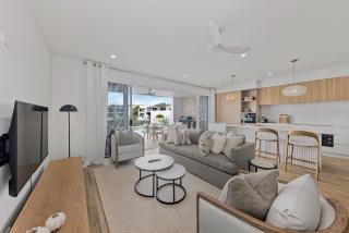 Stylish 4-Bed Waterfront Home with Private Pool - Maroochydore - 9
