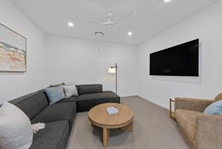 Stylish 4-Bed Waterfront Home with Private Pool - Maroochydore - 2