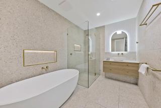 Stylish 4-Bed Waterfront Home with Private Pool - Maroochydore - 6