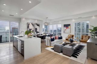 Skyline Royale Penthouse - Downtown Toronto - CN Tower View, Balcony, Pool, Hot Tub - 0