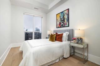 Skyline Royale Penthouse - Downtown Toronto - CN Tower View, Balcony, Pool, Hot Tub - 4