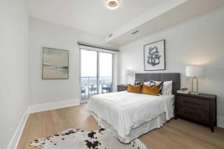 Skyline Royale Penthouse - Downtown Toronto - CN Tower View, Balcony, Pool, Hot Tub - 3