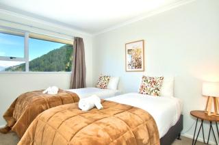 Panoramic Views! Luxurious Townhouse in the Absolute Centre of Queenstown - 2
