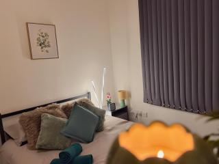 Stunning 2BR Apt - City Centre - Sleeps 6 - Parking - 5g WiFi - 4