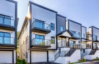 Luxury Gated NYC Theme 3BR 2B with Parking by EWR - 9