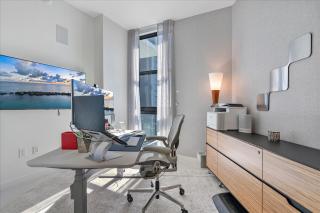 POSH Ocean View Penthouse - Heated Pool, Gym, Office! 10mins Beach - 7