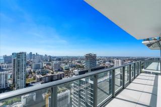 POSH Ocean View Penthouse - Heated Pool, Gym, Office! 10mins Beach - 4