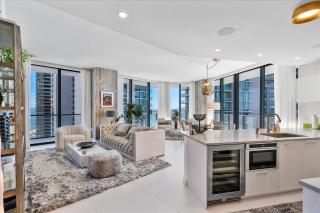 POSH Ocean View Penthouse - Heated Pool, Gym, Office! 10mins Beach - 3