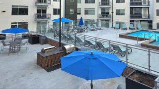 Resort style 1 King and Twin Apt w Gym Pool Hot Tub - 1