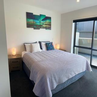 Pit Lane Luxury - Cromwell - 2