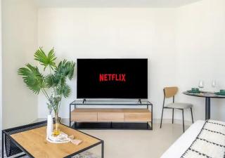 Luxury Studio Apartment With Canal View & Seaview - 4