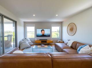 Chic Coastal Home on Orealla - Sunrise Beach - 6