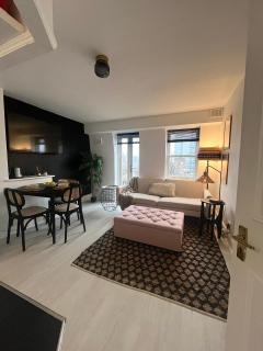 Top Floor 1 Bedroom Apartment - London - 1