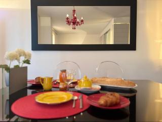 " Palais Miramar La Suite Rouge " Vue Mer -Croisette Emplacement Unique - 20M Plage - WIFI - Clim - Cannes - 3