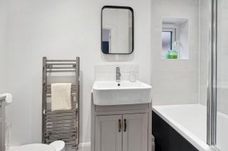 The Guildford Manor - Free Parking - 6 Beds - 4