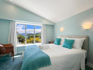 Waterfront 2-Bedroom Harbour View Apartment - Akaroa - 5