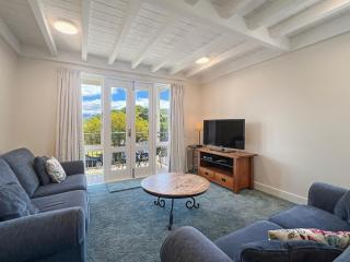 Waterfront 2-Bedroom Harbour View Apartment - 4