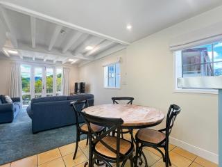 Waterfront 2-Bedroom Harbour View Apartment - Akaroa - 2