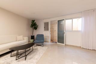 O&O Group - Budget Basement Apt Near the Beach - 2