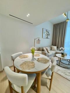 Premium 1br In Jvc Pool, Balcony & Parking - 2