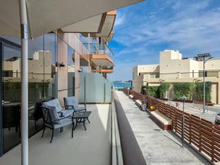 Modern beachfront 1BR apartment - Tiara Residence - Dubai - 9