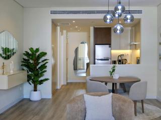 Ambient 1BR Apartment On The Beach at 5 Star Resort - Dubai - 5