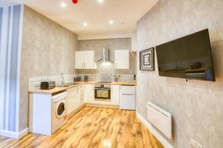 Suite 3 - 1 Bed Apartment King Size Bed - Lincoln - 2