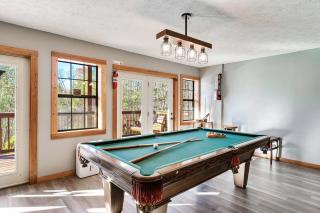 Stunning Cabin W Hot Tub, Pool Table, Arcades - 8