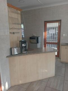Majestic Manor Guesthouse & Coffee Shop - Bloemfontein - 6